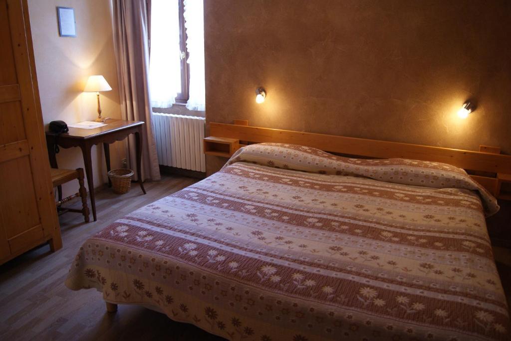 Logis Hotel De La Paix - Tournus Rum bild